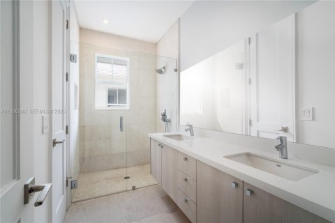 House in Coral Gables, Florida 3 bedrooms, 253.44 sq.m. № 1994409 - photo 14