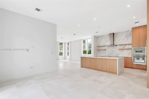 House in Coral Gables, Florida 3 bedrooms, 253.44 sq.m. № 1994409 - photo 11