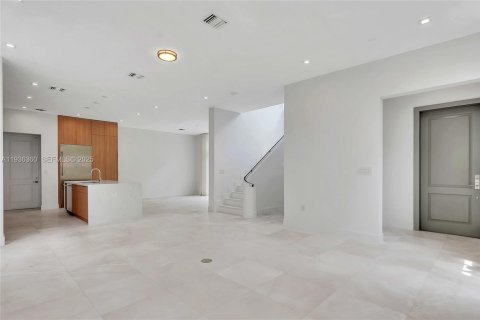 House in Coral Gables, Florida 3 bedrooms, 253.44 sq.m. № 1994409 - photo 7