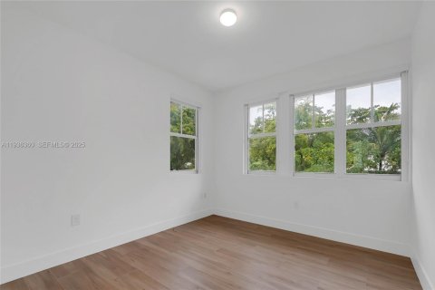 House in Coral Gables, Florida 3 bedrooms, 253.44 sq.m. № 1994409 - photo 17