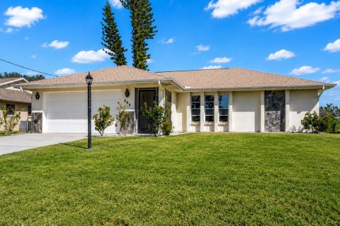 House in Rotonda, Florida 2 bedrooms, 163.42 sq.m. № 2157702