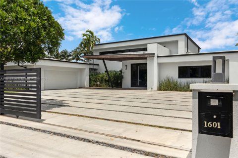 House in Hollywood, Florida 6 bedrooms, 504.55 sq.m. № 1756809 - photo 8