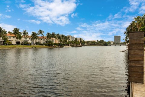 House in Hollywood, Florida 6 bedrooms, 504.55 sq.m. № 1756809 - photo 4