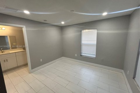 Casa en alquiler en Miami, Florida, 3 dormitorios, 103.86 m2 № 2010400 - foto 12