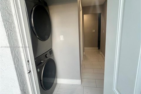 Casa en alquiler en Miami, Florida, 3 dormitorios, 103.86 m2 № 2010400 - foto 10