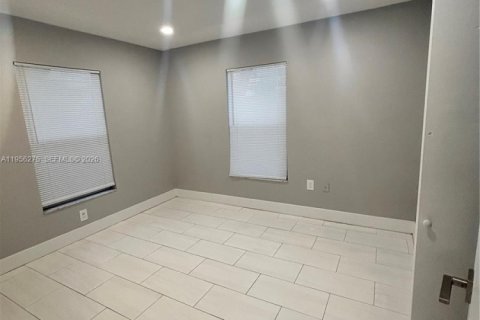 Casa en alquiler en Miami, Florida, 3 dormitorios, 103.86 m2 № 2010400 - foto 16