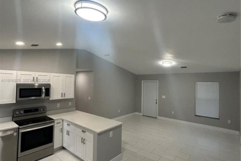 Casa en alquiler en Miami, Florida, 3 dormitorios, 103.86 m2 № 2010400 - foto 4