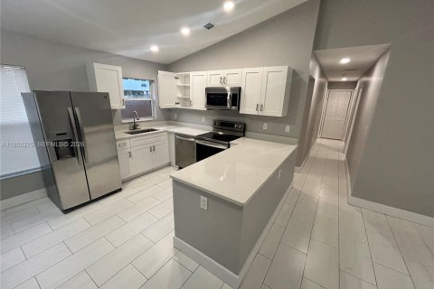 Casa en alquiler en Miami, Florida, 3 dormitorios, 103.86 m2 № 2010400 - foto 5