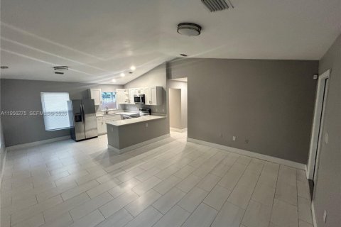 Casa en alquiler en Miami, Florida, 3 dormitorios, 103.86 m2 № 2010400 - foto 3