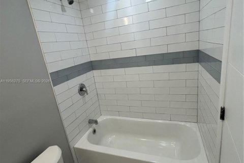 Casa en alquiler en Miami, Florida, 3 dormitorios, 103.86 m2 № 2010400 - foto 8