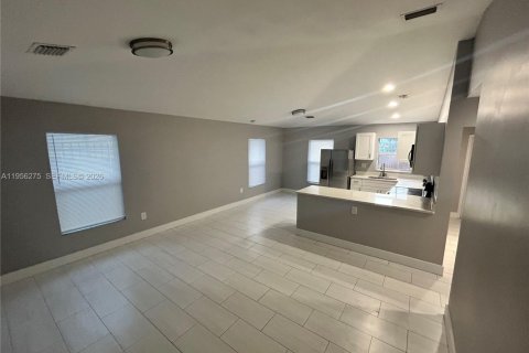 Casa en alquiler en Miami, Florida, 3 dormitorios, 103.86 m2 № 2010400 - foto 2