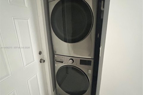 Casa en alquiler en Miami, Florida, 3 dormitorios, 103.86 m2 № 2010400 - foto 9