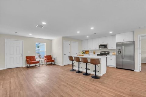House in Sebring, Florida 4 bedrooms, 153.66 sq.m. № 1813383 - photo 8