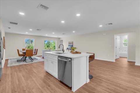 House in Sebring, Florida 4 bedrooms, 153.66 sq.m. № 1813383 - photo 11