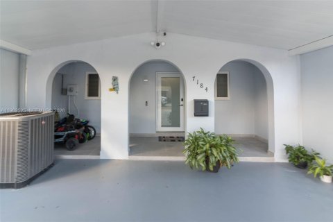 Touwnhouse à vendre à Hialeah, Floride: 2 chambres, 134.89 m2 № 2026628 - photo 2