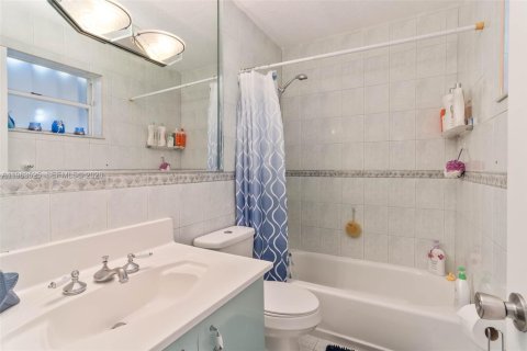 Touwnhouse à vendre à Hialeah, Floride: 2 chambres, 134.89 m2 № 2026628 - photo 18