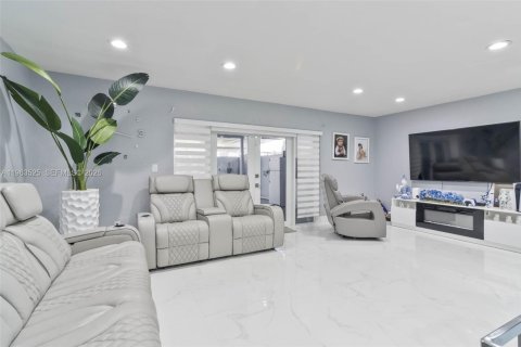 Touwnhouse à vendre à Hialeah, Floride: 2 chambres, 134.89 m2 № 2026628 - photo 7