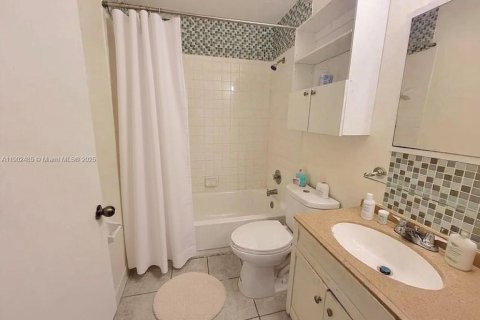 Condo in Oakland Park, Florida, 2 bedrooms  № 1953908 - photo 11