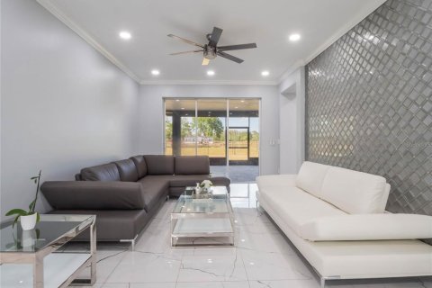 House in Orlando, Florida 5 bedrooms, 325.53 sq.m. № 1718411 - photo 16