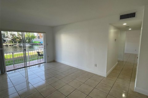 Condo in North Miami Beach, Florida, 2 bedrooms  № 1891747 - photo 6