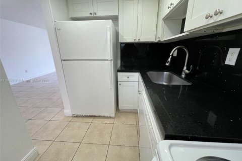 Condo in North Miami Beach, Florida, 2 bedrooms  № 1891747 - photo 20