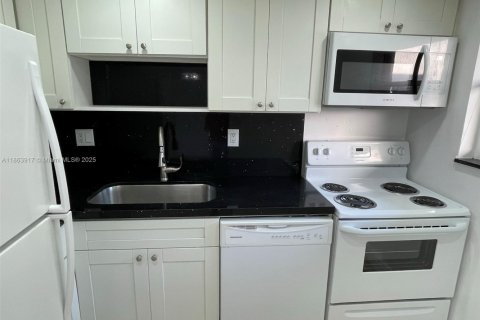 Condo in North Miami Beach, Florida, 2 bedrooms  № 1891747 - photo 18