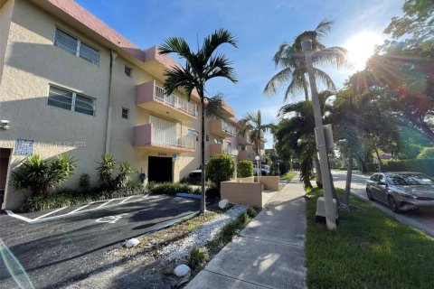 Condo in North Miami Beach, Florida, 2 bedrooms  № 1891747 - photo 23