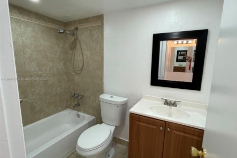 Condo in North Miami Beach, Florida, 2 bedrooms  № 1891747 - photo 12
