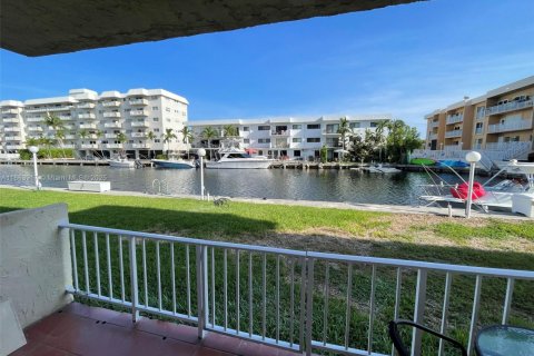 Condo in North Miami Beach, Florida, 2 bedrooms  № 1891747 - photo 3