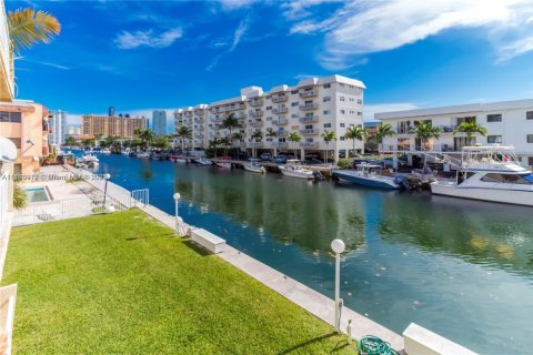 Condo in North Miami Beach, Florida, 2 bedrooms  № 1891747 - photo 1