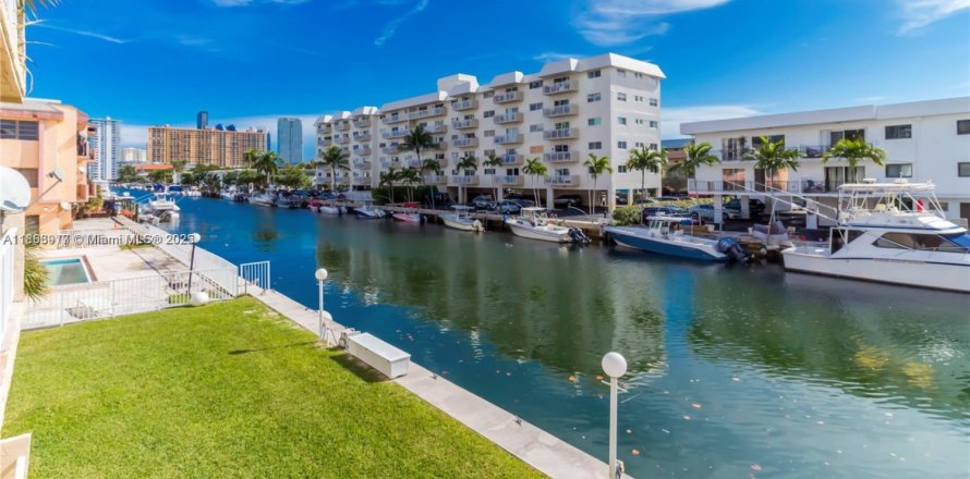 Condo in North Miami Beach, Florida, 2 bedrooms № 1891747