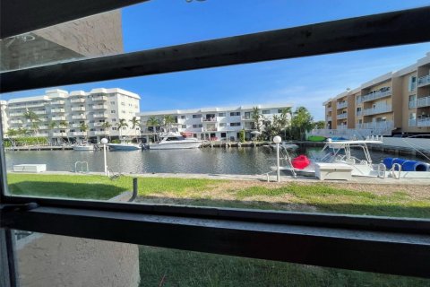 Condo in North Miami Beach, Florida, 2 bedrooms  № 1891747 - photo 17