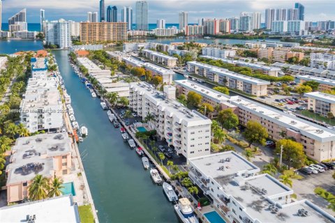 Condo in North Miami Beach, Florida, 2 bedrooms  № 1891747 - photo 29