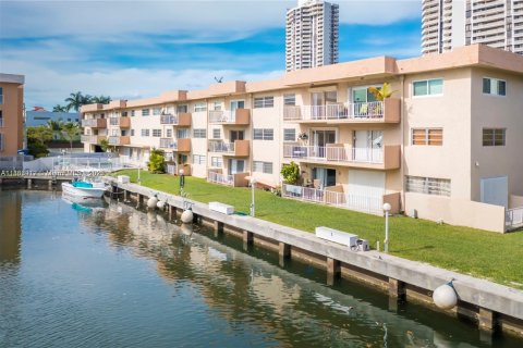 Condo in North Miami Beach, Florida, 2 bedrooms  № 1891747 - photo 2