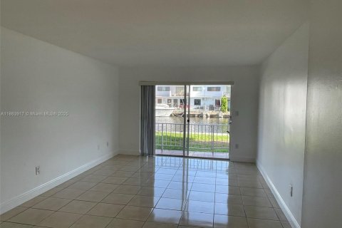 Condo in North Miami Beach, Florida, 2 bedrooms  № 1891747 - photo 5