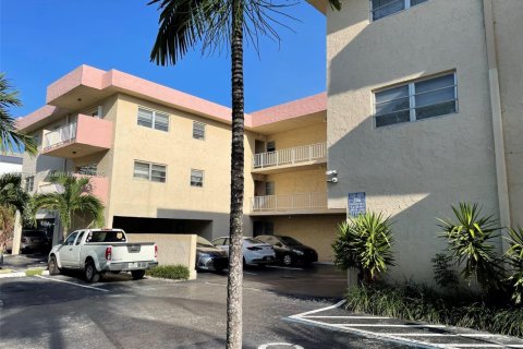 Condo in North Miami Beach, Florida, 2 bedrooms  № 1891747 - photo 21