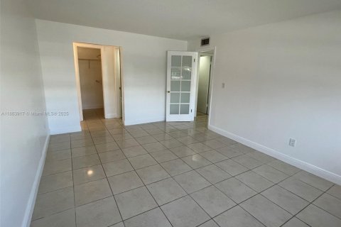 Condo in North Miami Beach, Florida, 2 bedrooms  № 1891747 - photo 11