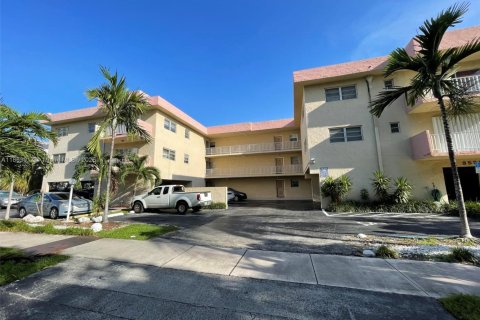 Condo in North Miami Beach, Florida, 2 bedrooms  № 1891747 - photo 22