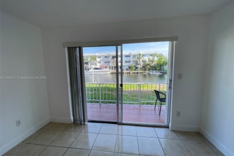 Condo in North Miami Beach, Florida, 2 bedrooms  № 1891747 - photo 4