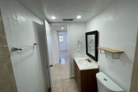 Condo in North Miami Beach, Florida, 2 bedrooms  № 1891747 - photo 16