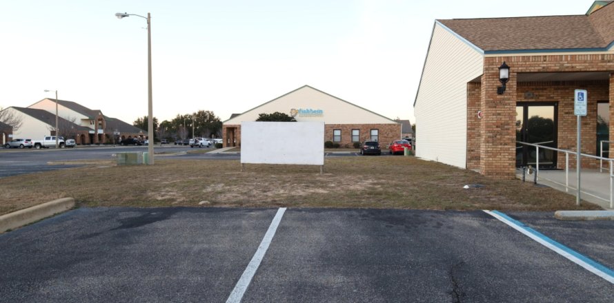 Commercial property in Navarre, Florida № 559394