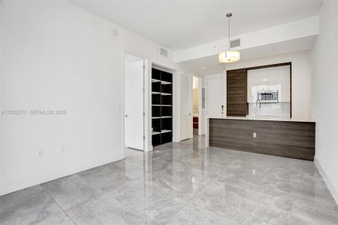 Condominio en alquiler en Coral Gables, Florida, 1 dormitorio, 65.31 m2 № 1992986 - foto 3