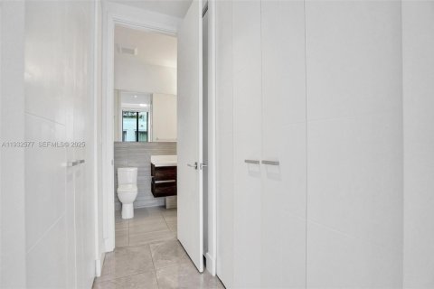 Condominio en alquiler en Coral Gables, Florida, 1 dormitorio, 65.31 m2 № 1992986 - foto 25