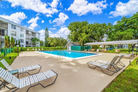 Condo in Oakland Park, Florida, 1 bedroom  № 1116643 - photo 1