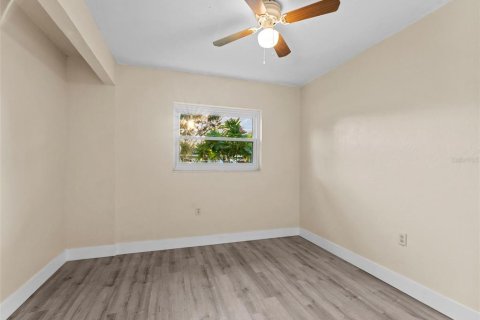 House in Largo, Florida 4 bedrooms, 169.08 sq.m. № 1904897 - photo 16