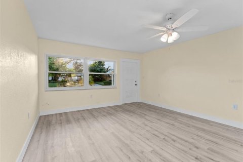 House in Largo, Florida 4 bedrooms, 169.08 sq.m. № 1904897 - photo 7