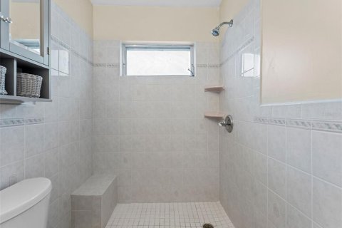 House in Largo, Florida 4 bedrooms, 169.08 sq.m. № 1904897 - photo 19