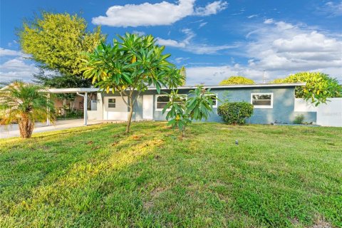 House in Largo, Florida 4 bedrooms, 169.08 sq.m. № 1904897 - photo 1