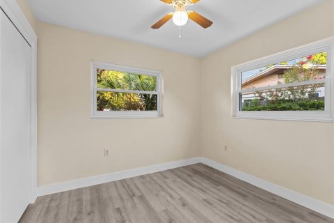 House in Largo, Florida 4 bedrooms, 169.08 sq.m. № 1904897 - photo 20