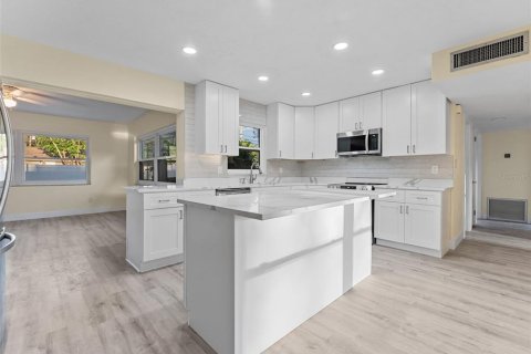 House in Largo, Florida 4 bedrooms, 169.08 sq.m. № 1904897 - photo 6